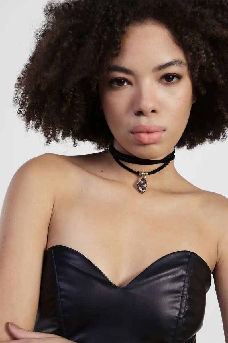 Collana girocollo con pendente asimmetrico dorato miniatura 2