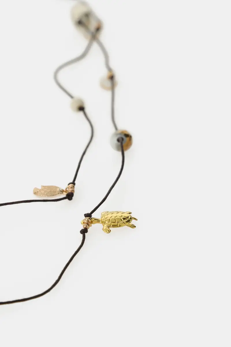 Collana lunga con perle irregolari e ciondoli miniatura 2