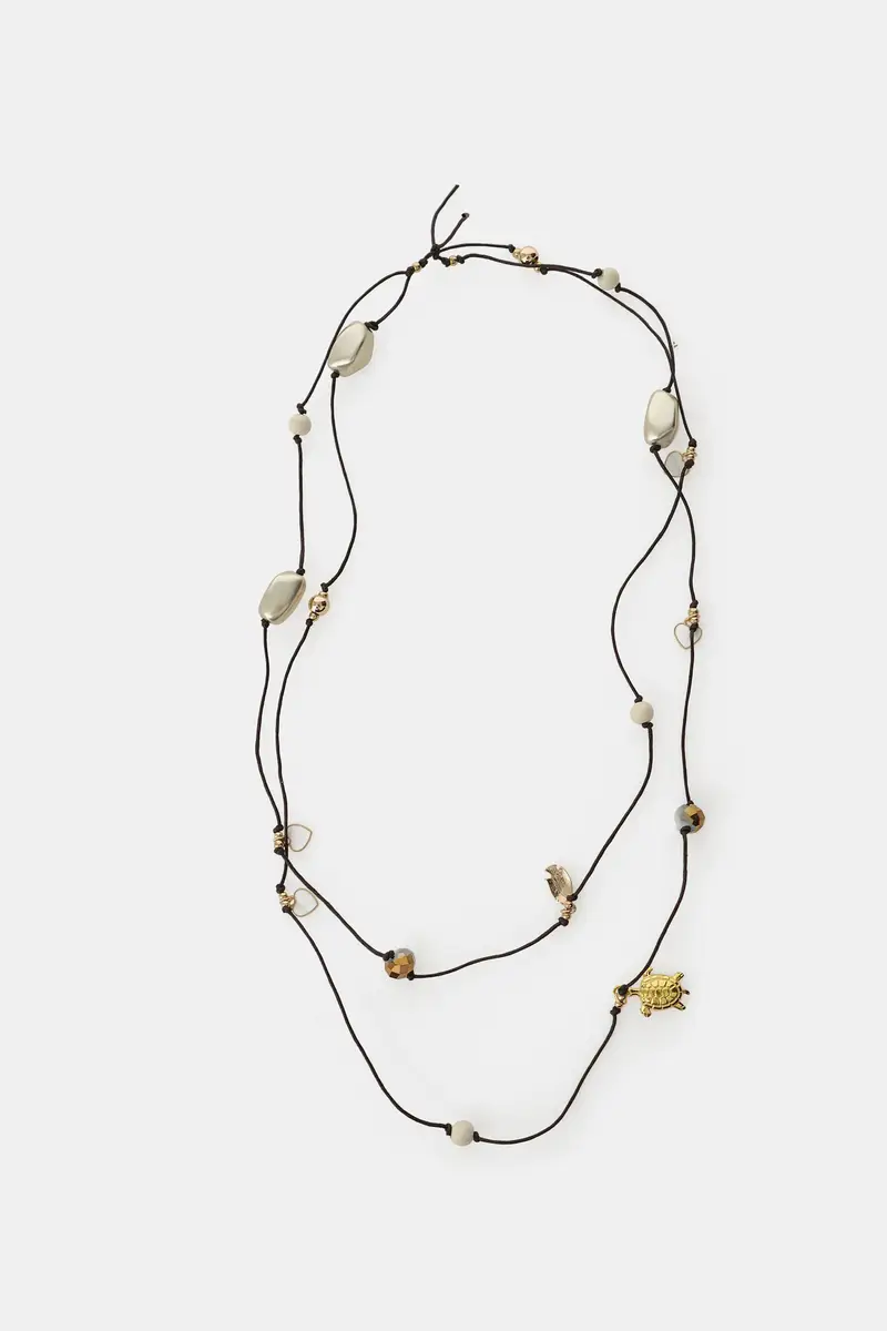 Collana lunga con perle irregolari e ciondoli