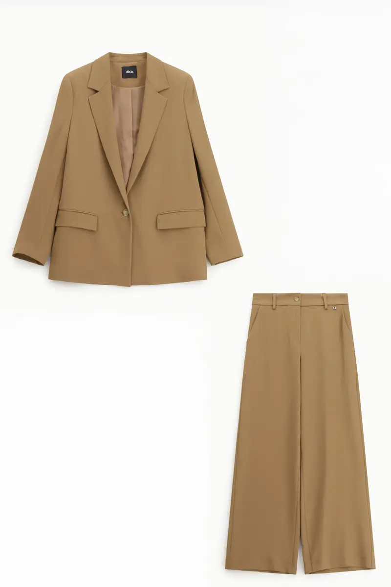 Completo con giacca monopetto e pantaloni ampi