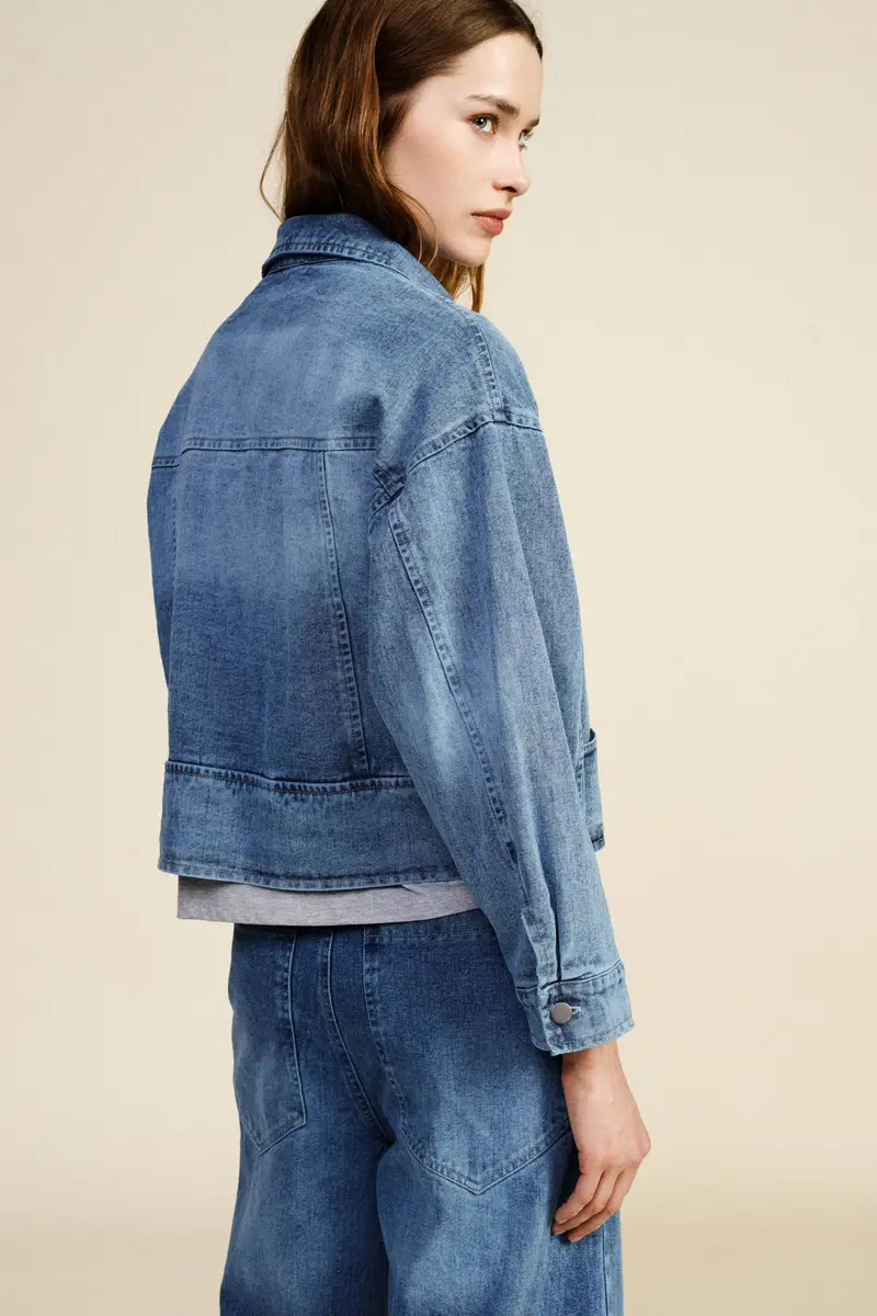 Denim jacket con tasche ampie e spilla gioiello miniatura 3
