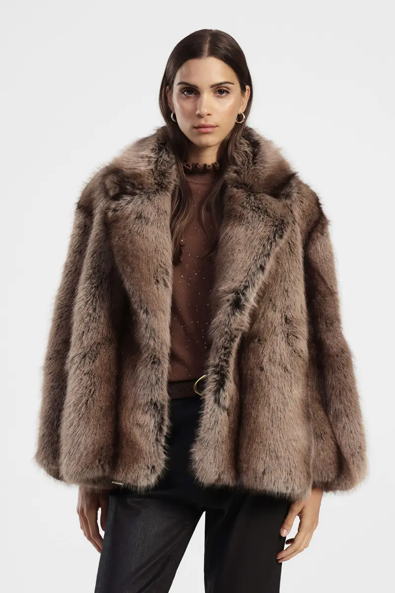 Eco-fur corta con ampio revers e volume miniatura 2