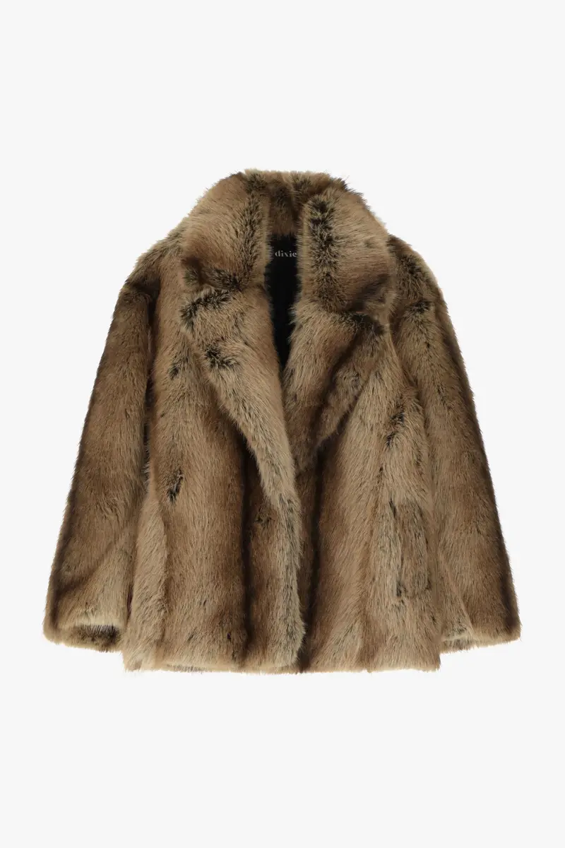 Eco-fur corta con ampio revers e volume