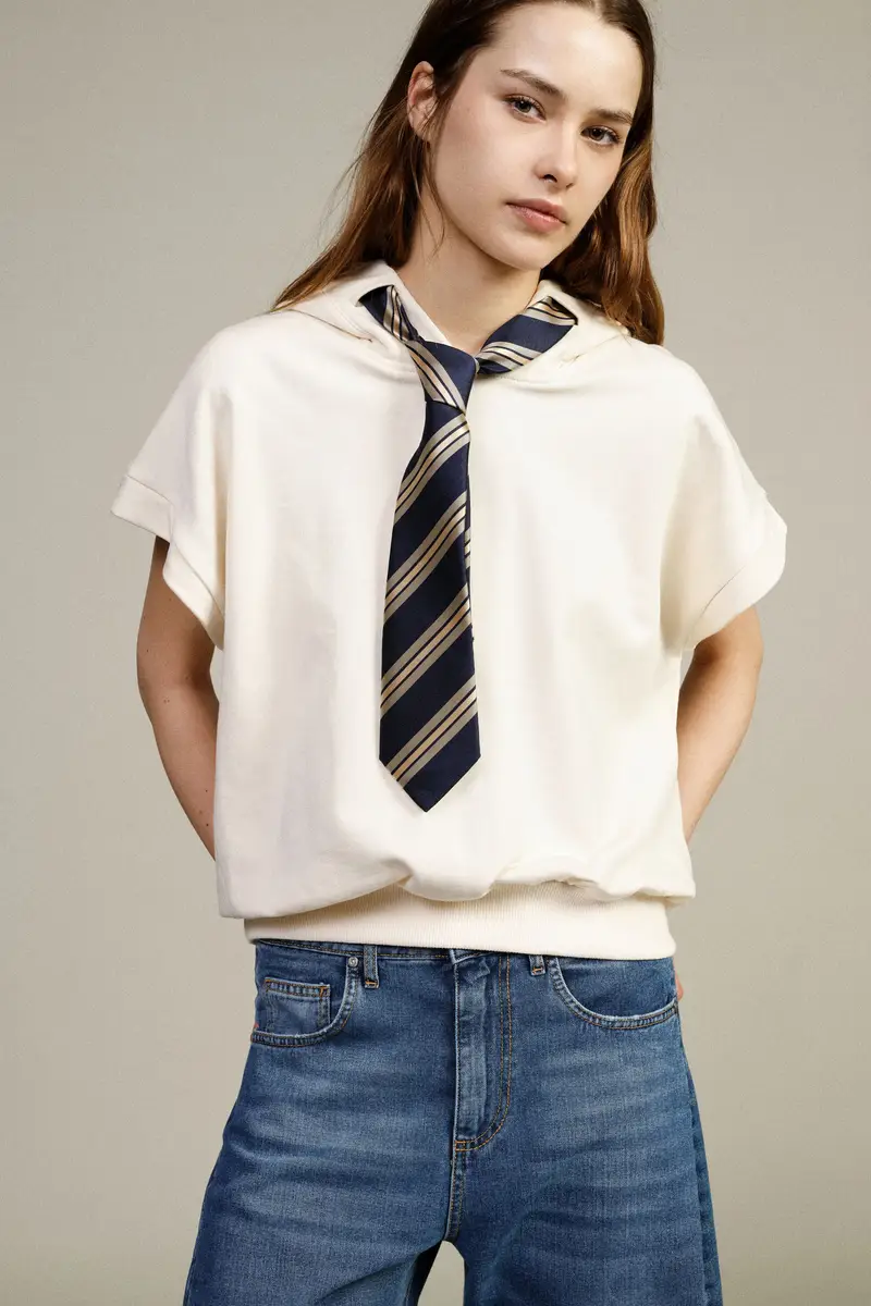 Felpa con cappuccio e cravatta decorativa