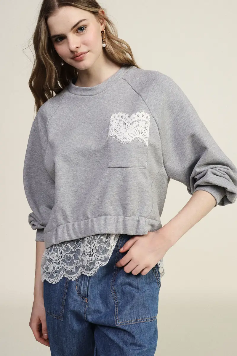 Felpa corta con pizzo e taschino applicato