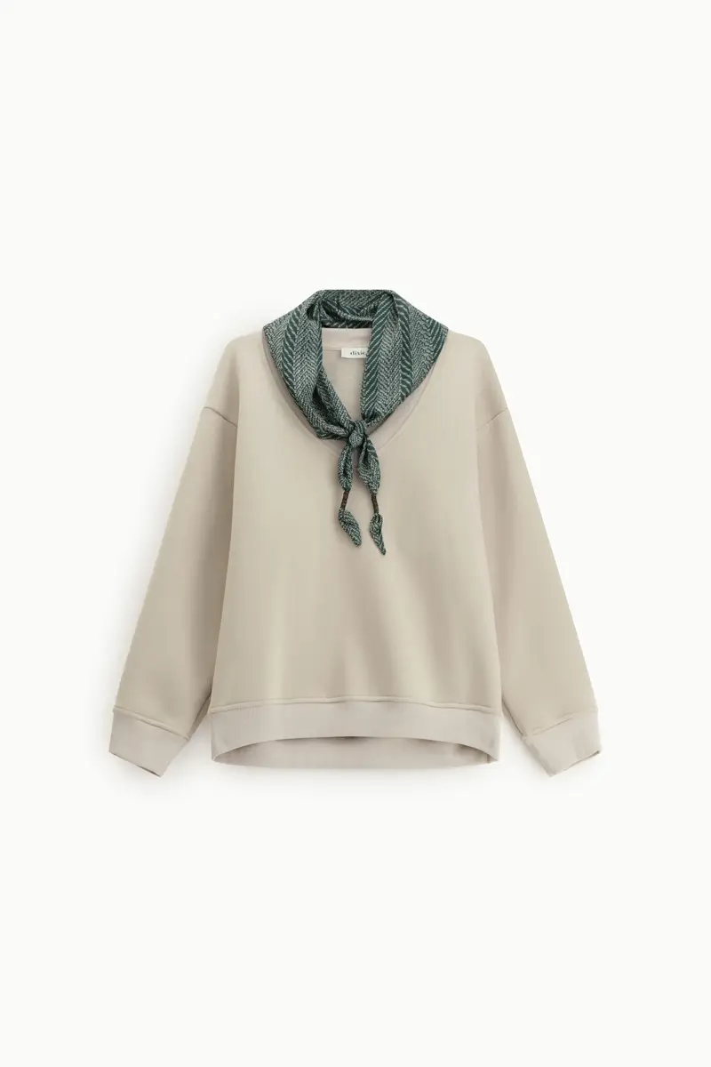 Felpa girocollo con foulard stampato rimovibile