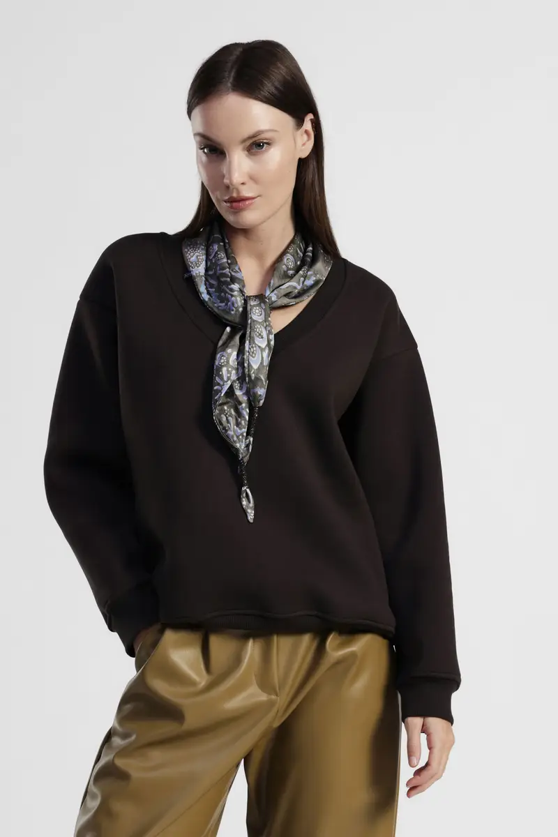 Felpa girocollo con foulard stampato rimovibile