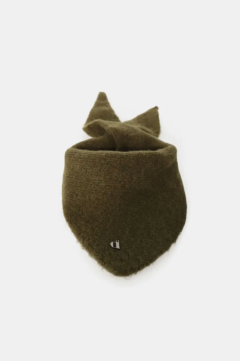 Foulard triangolare con dettaglio metallico angolare