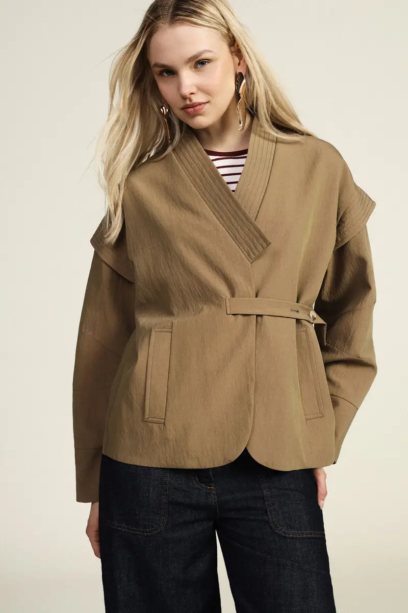 Giacca camicia con cintura e tasche larghe