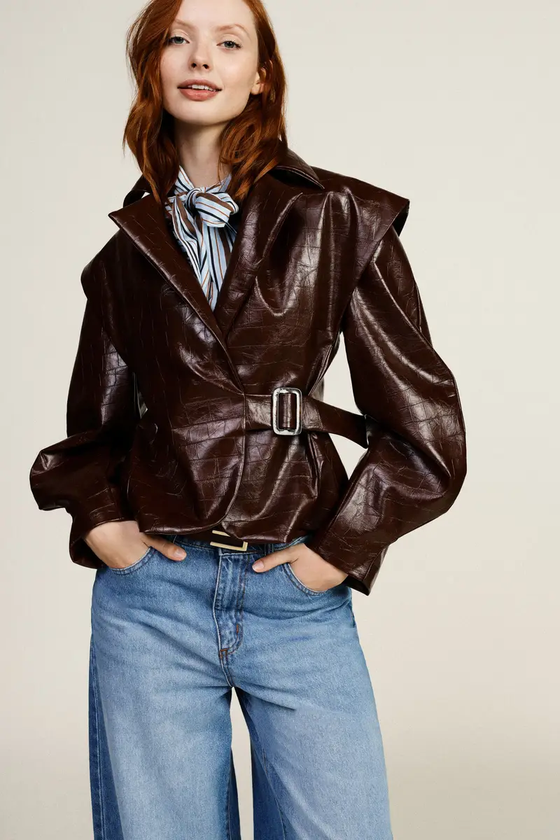 Giacca in similpelle con cintura e spalle ampie miniatura 2