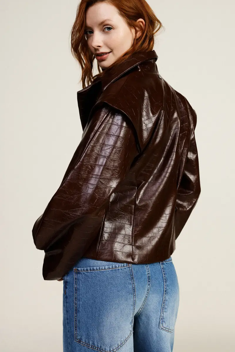 Giacca in similpelle con cintura e spalle ampie miniatura 3