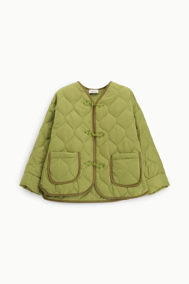 Giacca trapuntata con tasche e chiusura alamaro