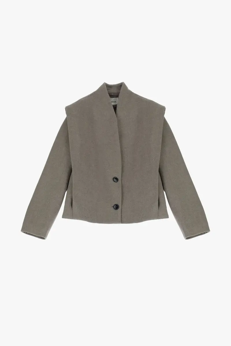 Giubbotto corto con spalle strutturate e doppio bottone