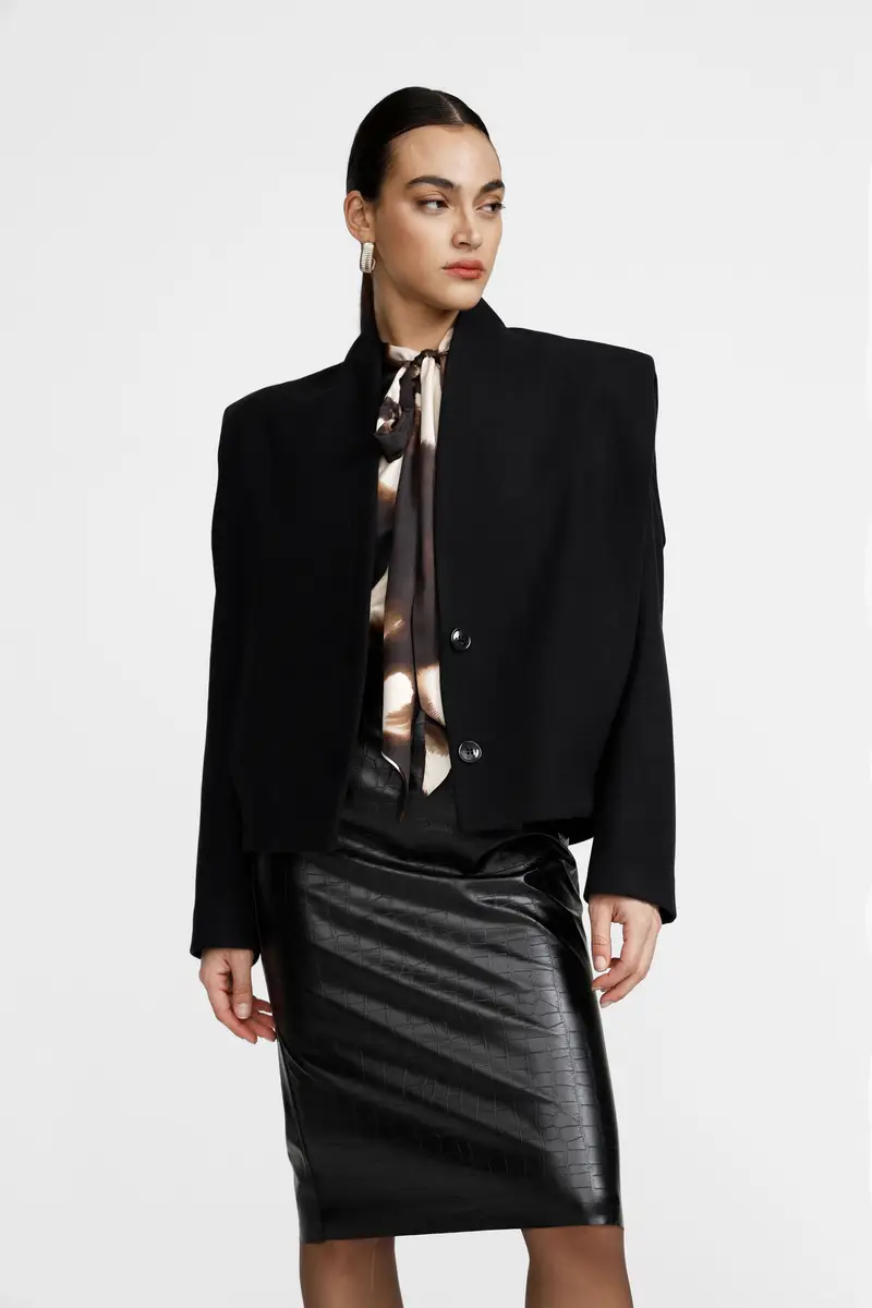 Giubbotto corto con spalle strutturate e doppio bottone