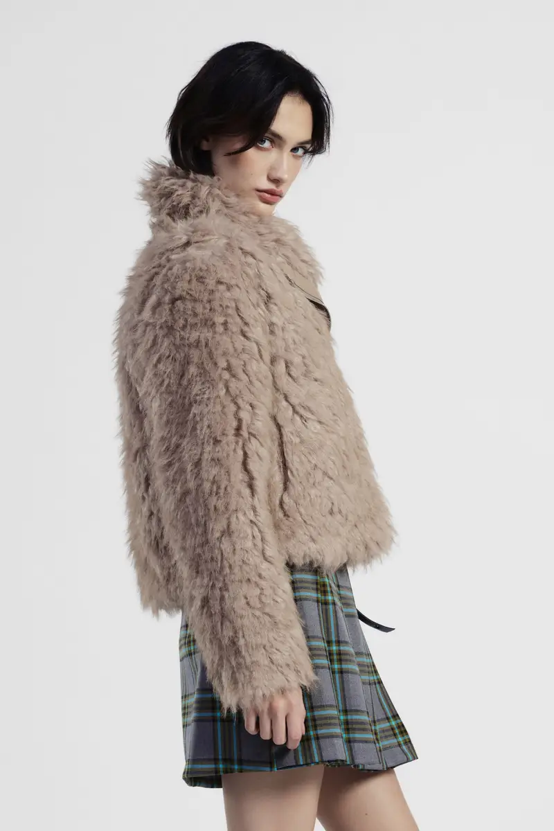 Giubbotto corto in pelliccia sintetica con zip laterale miniatura 3