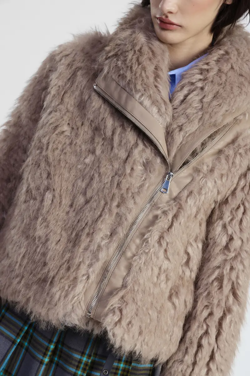 Giubbotto corto in pelliccia sintetica con zip laterale miniatura 4