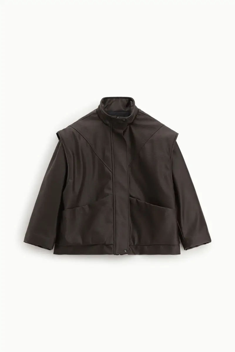 Giubbotto in similpelle con spalle ampie e tasche laterali