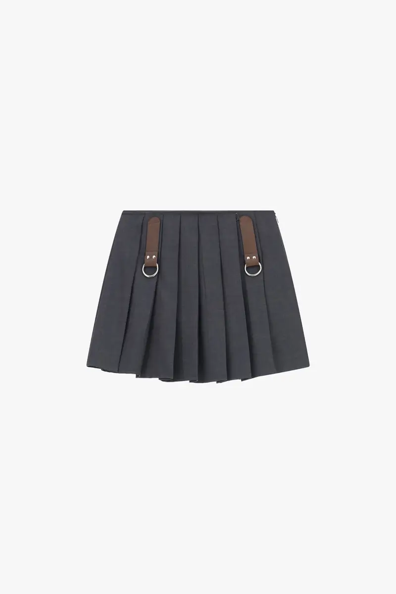 Gonna corta a pieghe con dettagli cinturini