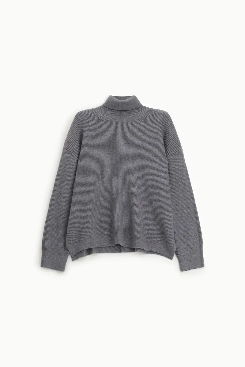 Maglione a collo alto con lavorazione a coste