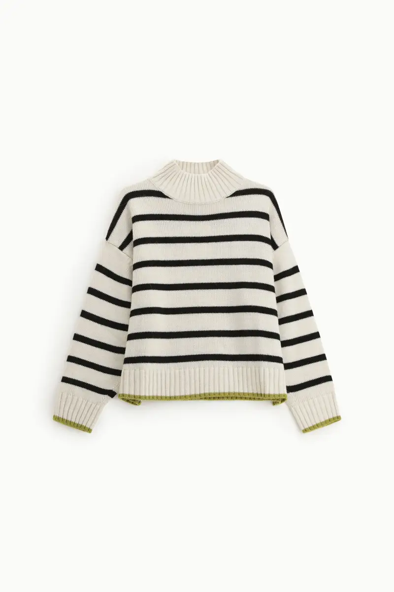 Maglione a righe con collo alto e maniche lunghe