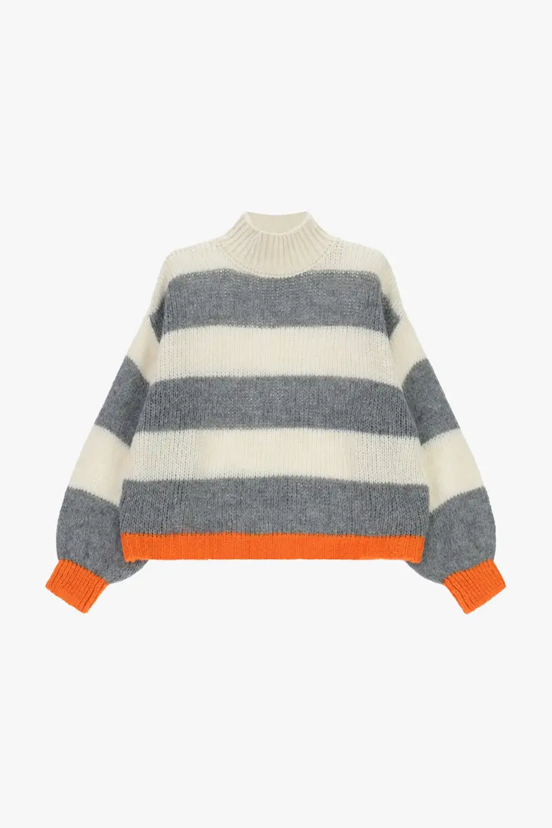 Maglione a righe con collo alto e maniche lunghe