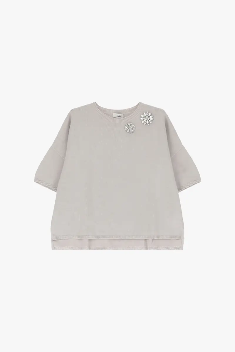 Maglione oversize con maniche ampie e spille gioiello