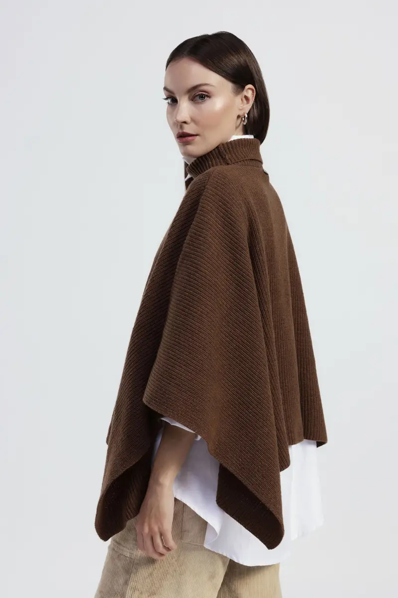 Maglione poncho lavorazione a coste collo alto miniatura 3