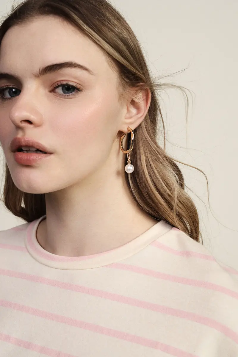 Orecchini a cerchio con pendente perla miniatura 2