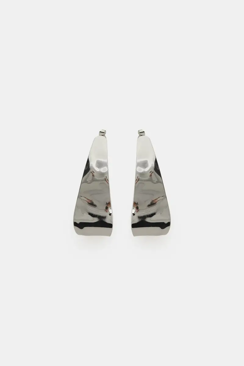 Orecchini a cerchio sagomati effetto martellato