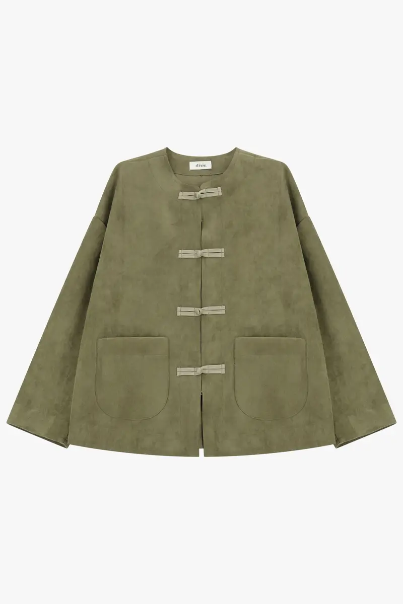 Outer jacket con chiusura a alamari e tasche frontali