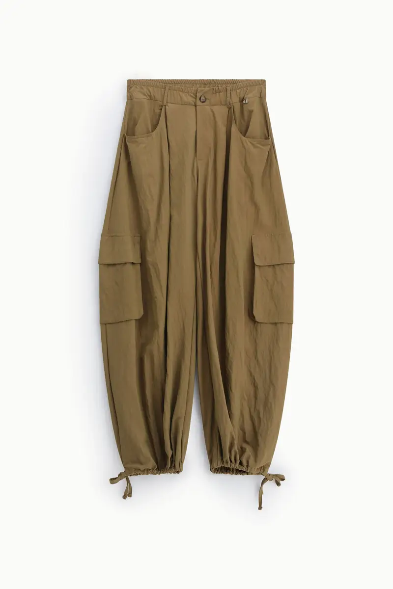 Pantaloni ampi con tasche laterali e fondo regolabile