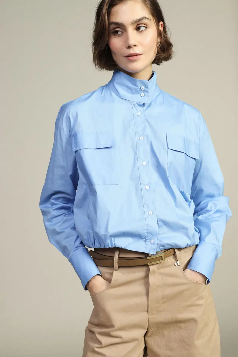 Shirt cropped con collo coreano e tasche miniatura 2