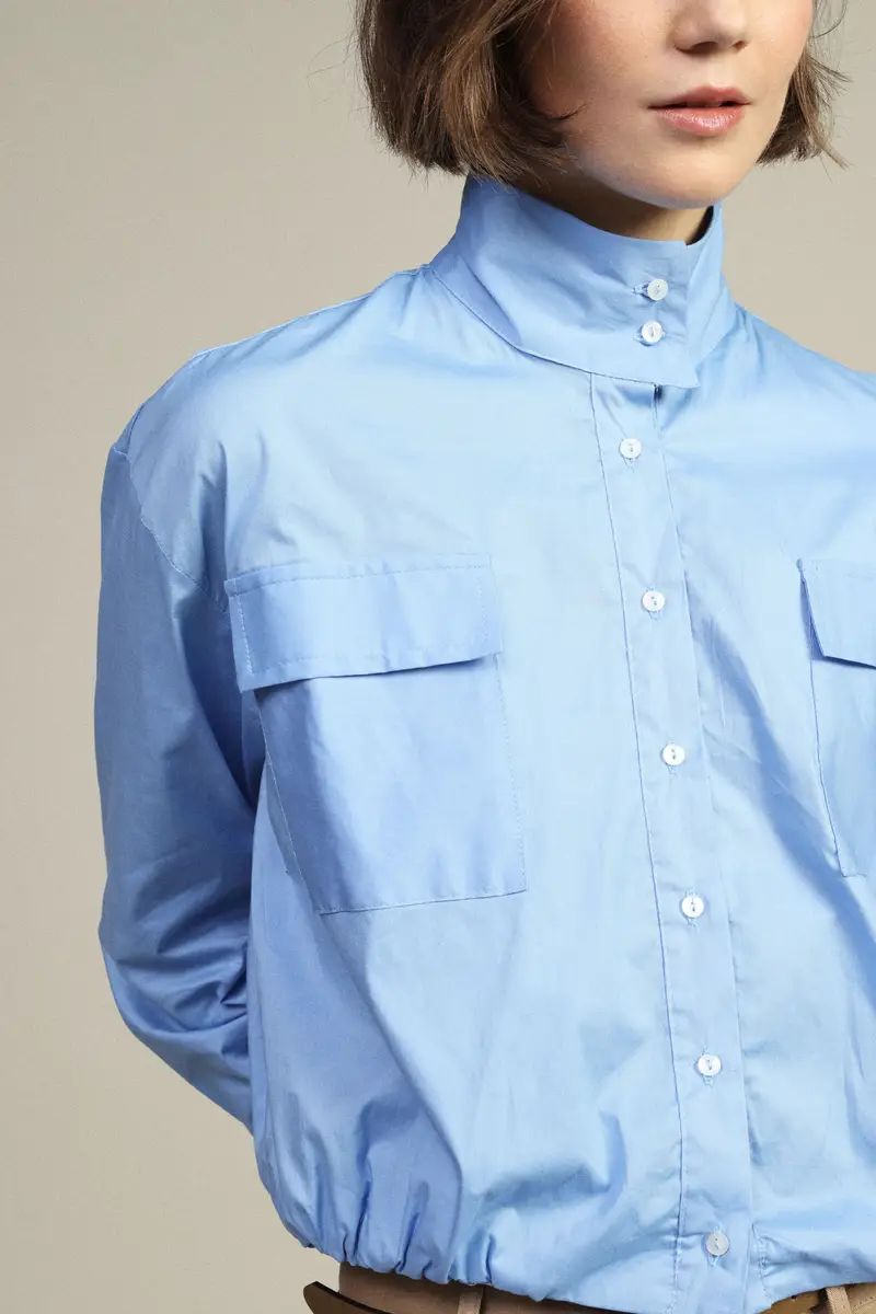 Shirt cropped con collo coreano e tasche miniatura 3