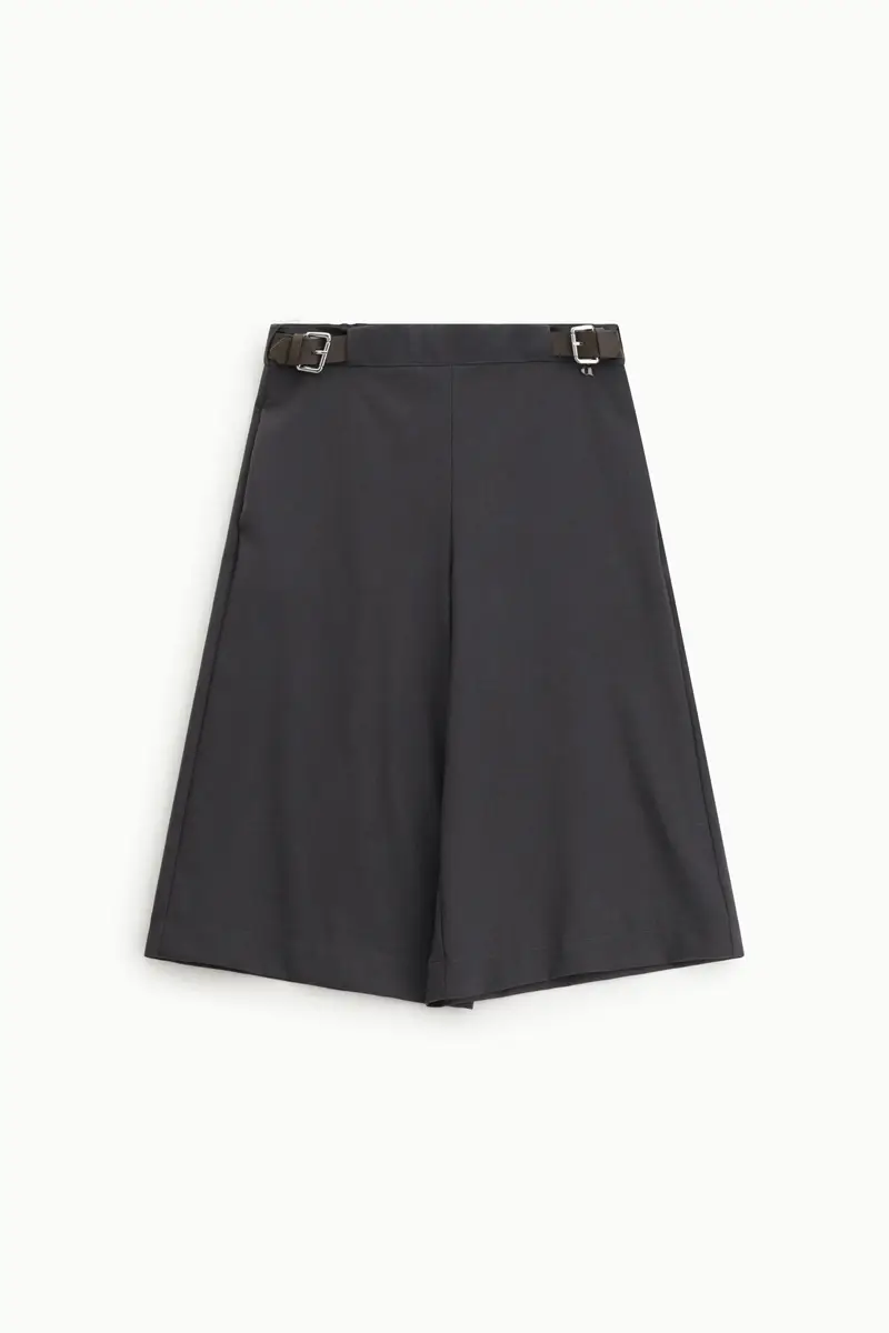 Shorts a gamba larga con fibbie regolabili
