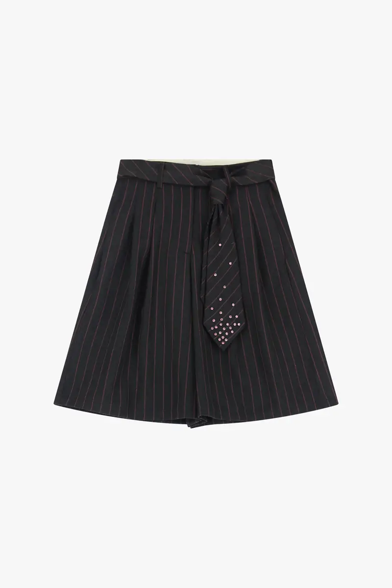 Shorts a righe con cintura e lunghezza al ginocchio