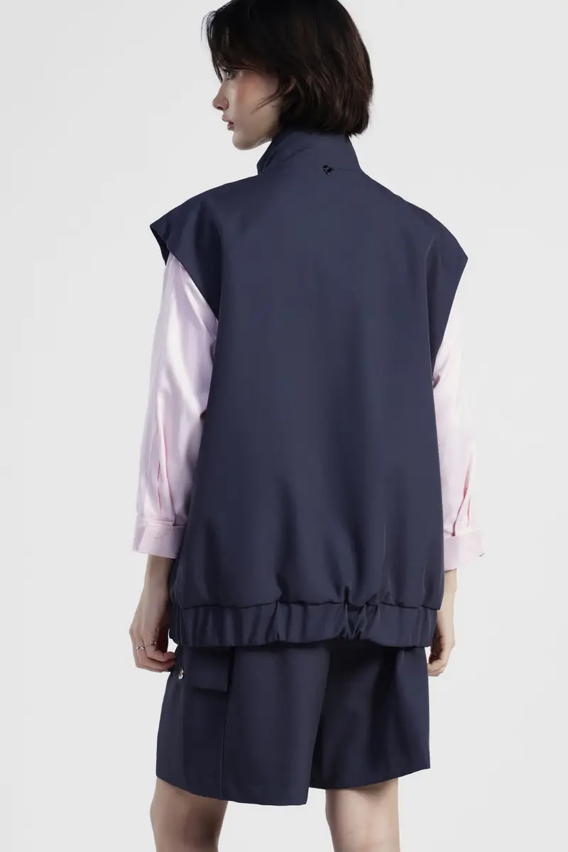 Sleeveless jacket con tasche frontali e colletto alto miniatura 3