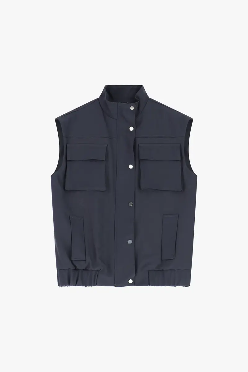 Sleeveless jacket con tasche frontali e colletto alto