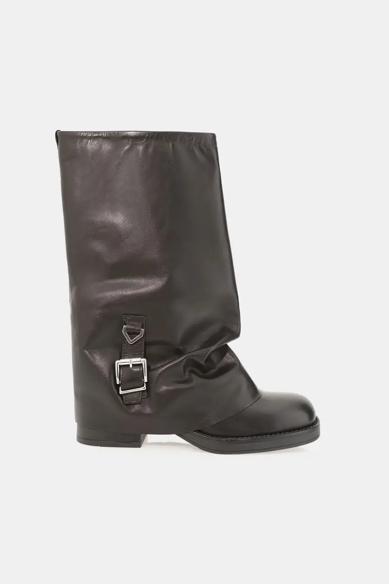 Stivali alti con fibbia e gambale ampio