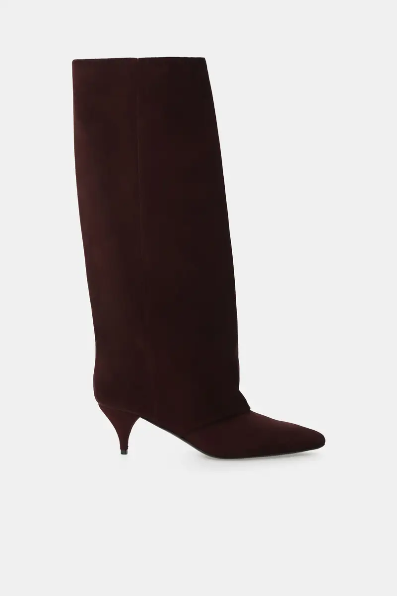 Stivali alti con punta affusolata e tacco basso