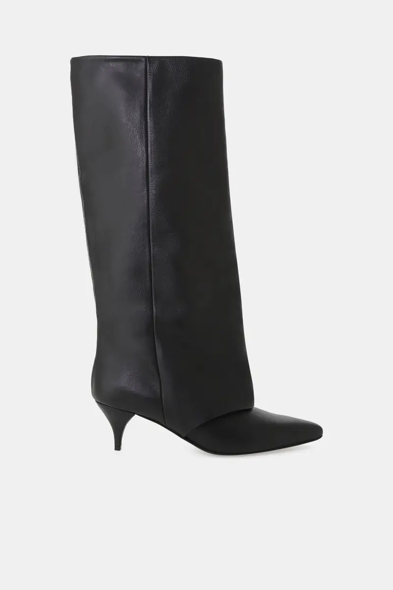 Stivali alti con tacco basso e punta affusolata