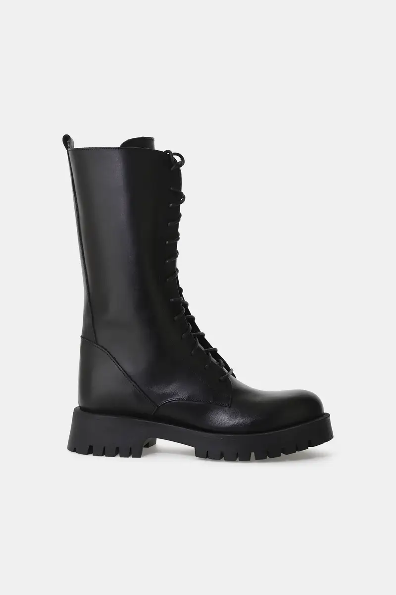 Stivali alti stringati con suola carrarmato