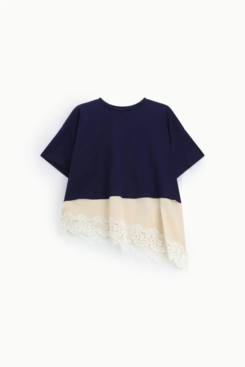 T-shirt ampia con inserto asimmetrico e pizzo