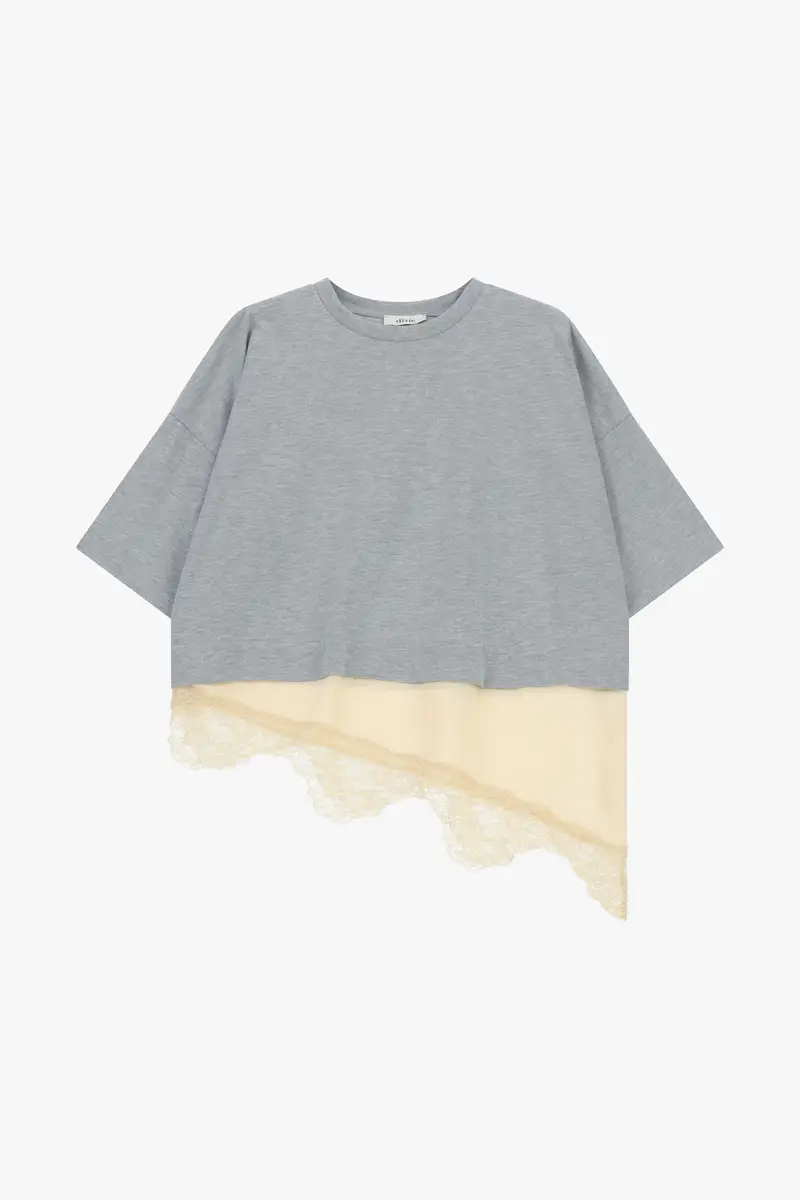 T-shirt asimmetrica con inserto in pizzo