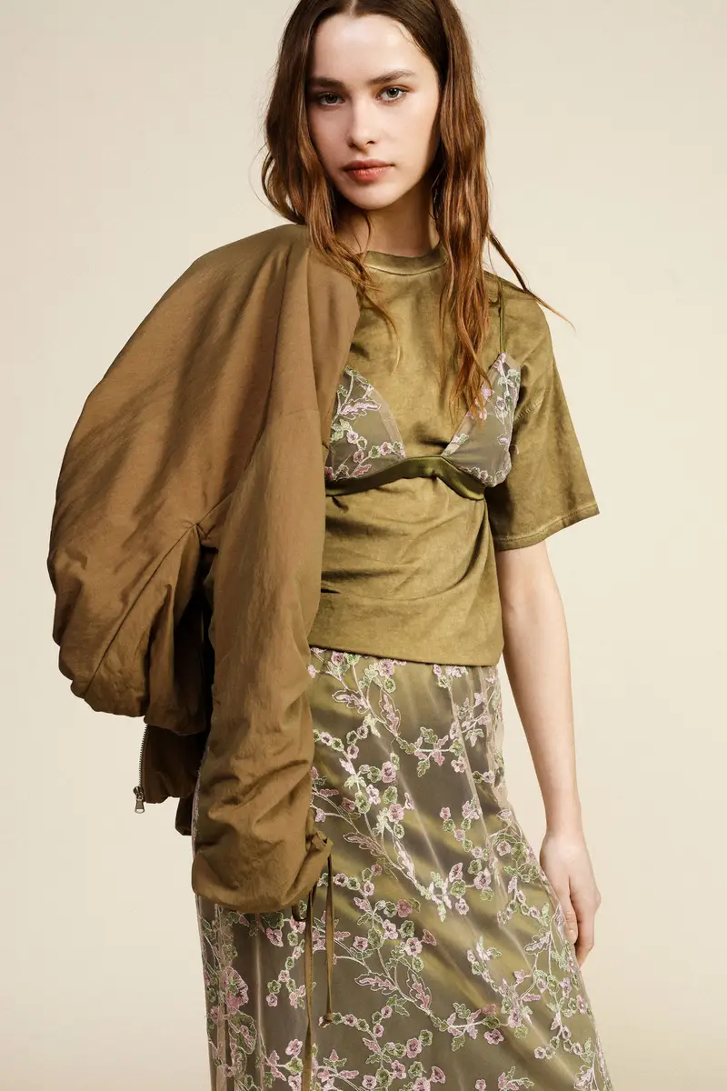 T-shirt girocollo con applicazione ricamo floreale miniatura 2