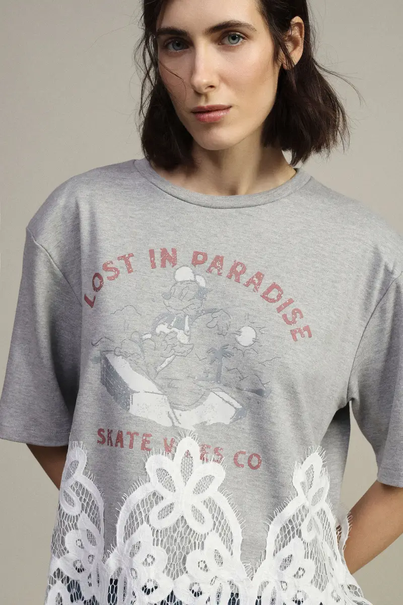 T-shirt stampa frontale con bordo in pizzo traforato miniatura 2