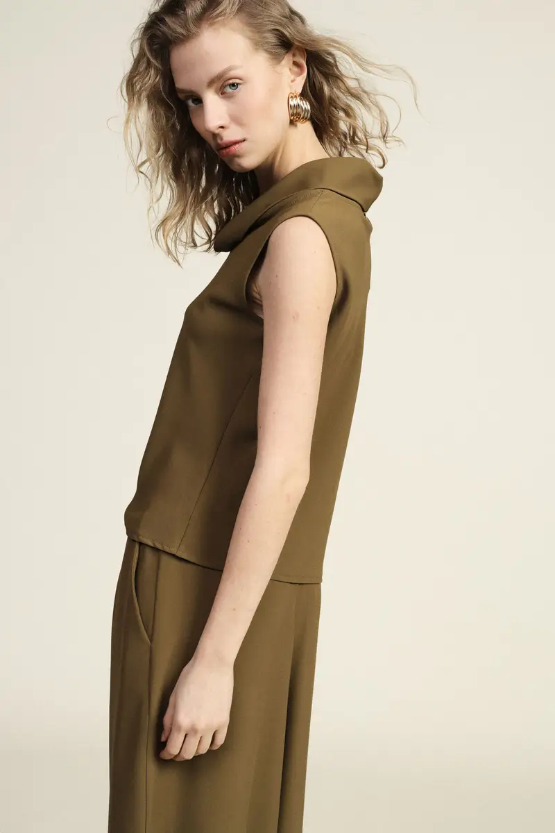 Top smanicato con collo morbido drappeggiato miniatura 3