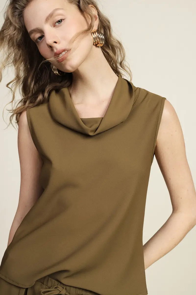 Top smanicato con collo morbido drappeggiato miniatura 4