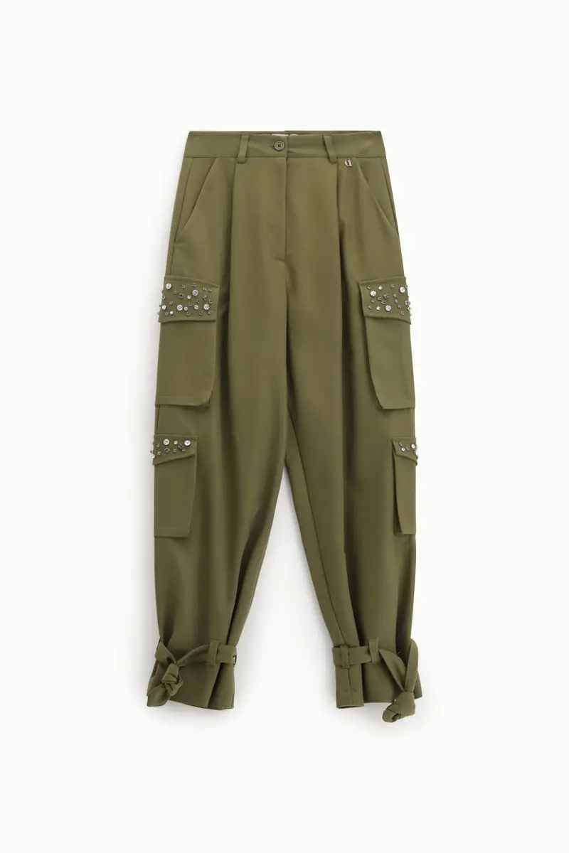 Trousers cargo con tasche e applicazioni gioiello
