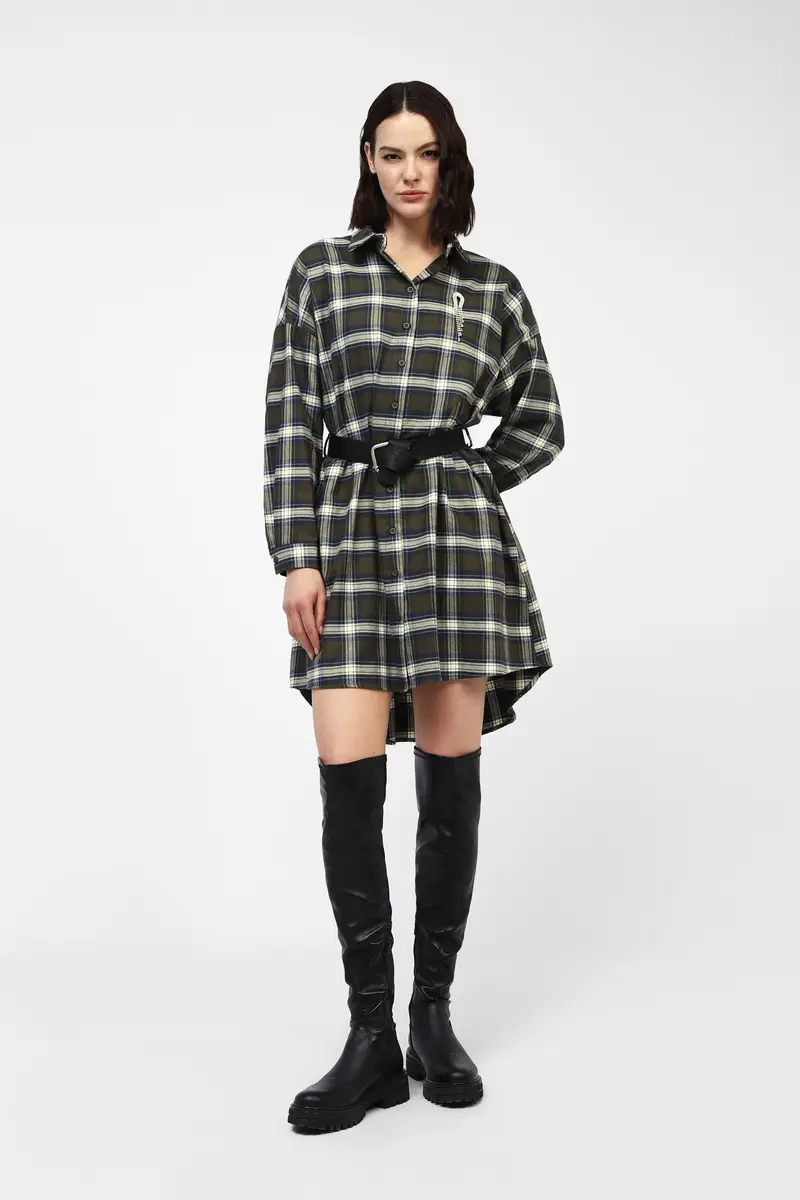 Vestito camicia a quadri con cintura e spilla miniatura 2