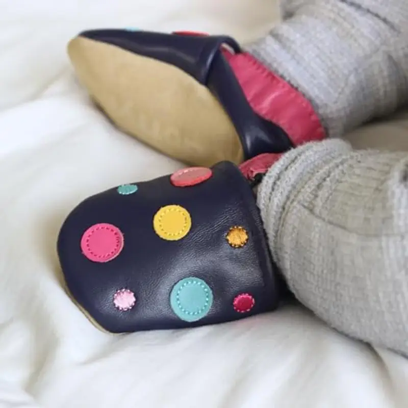 Dotty Fish Scarpine a Piedi Nudi per Bambine in Morbida Pelle. Marchio Britannico. Antiscivolo, approvate dai podologi, Traspiranti, Leggere, Flessibili - Blu Navy con Pois Colorati 0-6 Mesi miniatura 3